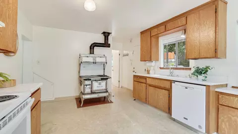 Kitchen - 14636 W Park Ave, Boulder Creek, CA 95006 photo 4 of 5