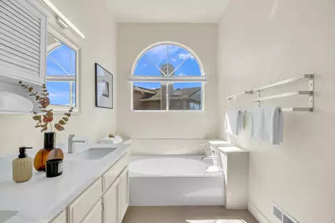 Bath - 4641 Hampton Falls Pl, San Jose, CA 95136 photo 4 of 8