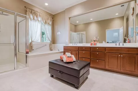 Bath - 2379 Gaines Ln, Tracy, CA 95377 photo 3 of 5