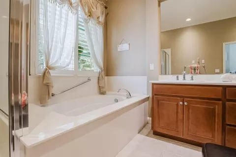 Bath - 2379 Gaines Ln, Tracy, CA 95377 photo 5 of 5