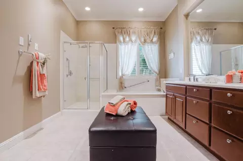 Bath - 2379 Gaines Ln, Tracy, CA 95377 photo 4 of 5