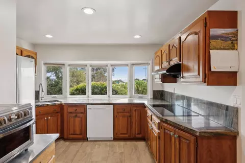 Kitchen - 1976 Luzern St, Seaside, CA 93955 photo 2 of 4