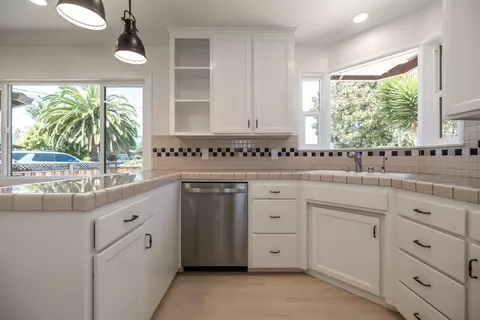 Kitchen - 420 Pilgrim Dr, Capitola, CA 95010 photo 2 of 7
