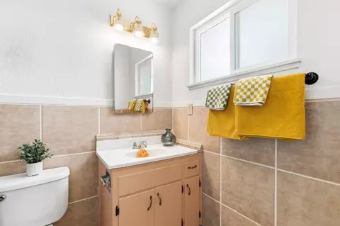 Bath - 806 Columbia Ave, Salinas, CA 93901 photo 2 of 3