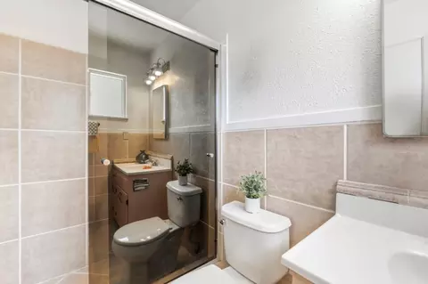 Bath - 806 Columbia Ave, Salinas, CA 93901 photo 3 of 3