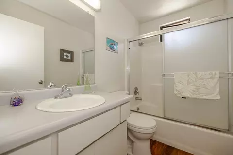 Bath - 702 Beverly Ave, Capitola, CA 95010 photo 3 of 3