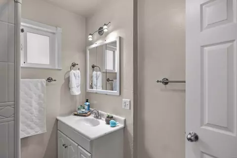 Bath - 814 Parcel St, Monterey, CA 93940 photo 2 of 3