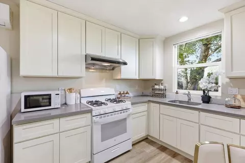 Kitchen - 21075 Greenleaf Dr, Cupertino, CA 95014 photo 9 of 10