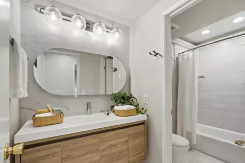 Bath - 2071 Foxhall Loop, San Jose, CA 95125 photo 2 of 3