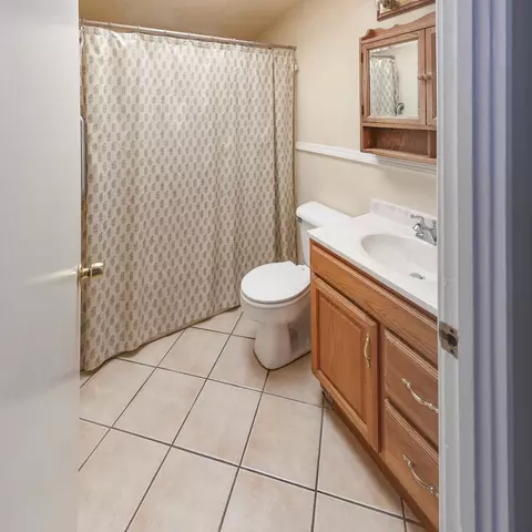 Bath - 340 Walnut Ln, Gilroy, CA 95020 photo 1 of 3