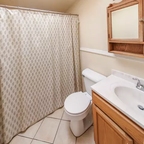 Bath - 340 Walnut Ln, Gilroy, CA 95020 photo 2 of 3