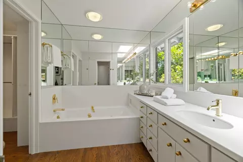 Bath - 820 Eucalyptus Ave, Hillsborough, CA 94010 photo 1 of 2