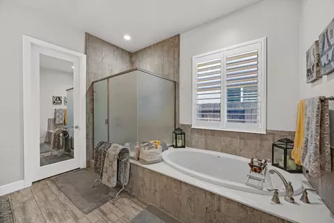 Bath - 1367 Tannehill Dr, Manteca, CA 95337 photo 2 of 5