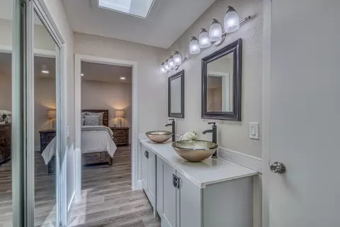 Bath - 7468 Leafwood Dr, Prunedale, CA 93907 photo 2 of 5