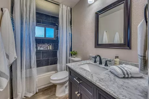 Bath - 7468 Leafwood Dr, Prunedale, CA 93907 photo 4 of 5
