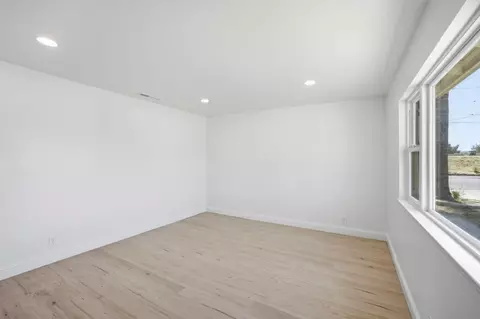 Living - 450 Beck St, Watsonville, CA 95076 photo 2 of 4