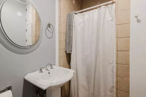 Bath - 15 Rincon Ave, Salinas, CA 93905 photo 1 of 2