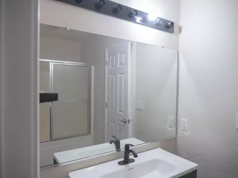 Bath - 29202 Rio Verde Dr, Gustine, CA 95322 photo 4 of 14