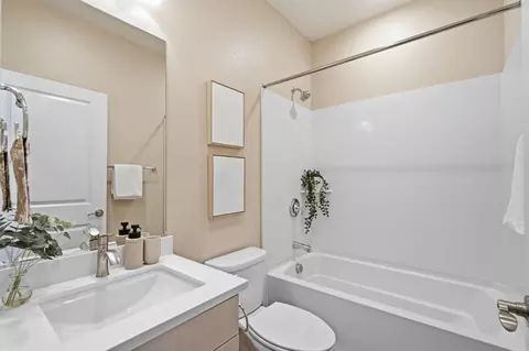 Bath - 350 Circuit Way, Mountain View, CA 94043 photo 3 of 3