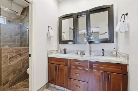 Bath - 45 Canterbury Pl, Gilroy, CA 95020 photo 2 of 4