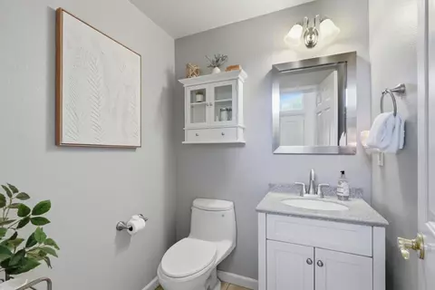 Bath - 45 Canterbury Pl, Gilroy, CA 95020 photo 1 of 4