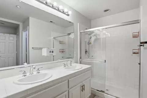 Bath - 70 Towne Cir, Mountain View, CA 94040 photo 1 of 3
