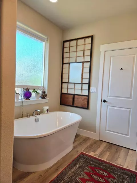 Bath - 3577 Laver St, Redding, CA 96002 photo 4 of 8