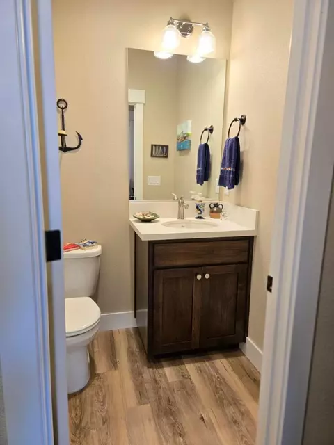 Bath - 3577 Laver St, Redding, CA 96002 photo 1 of 8