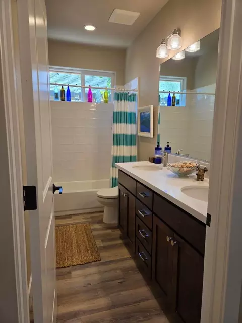Bath - 3577 Laver St, Redding, CA 96002 photo 8 of 8