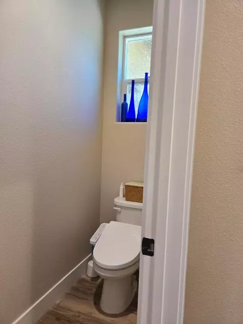 Bath - 3577 Laver St, Redding, CA 96002 photo 7 of 8