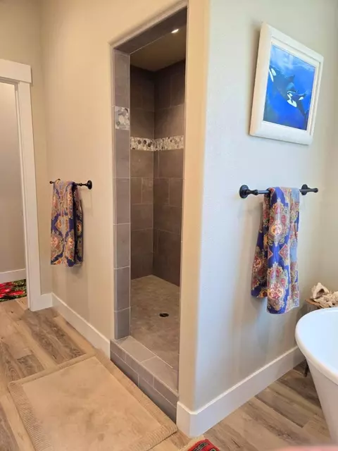 Bath - 3577 Laver St, Redding, CA 96002 photo 6 of 8