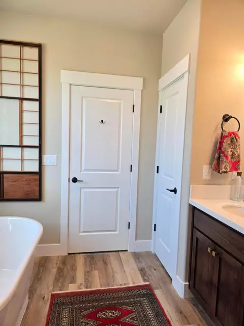 Bath - 3577 Laver St, Redding, CA 96002 photo 5 of 8