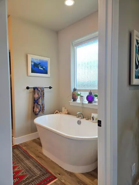 Bath - 3577 Laver St, Redding, CA 96002 photo 2 of 8