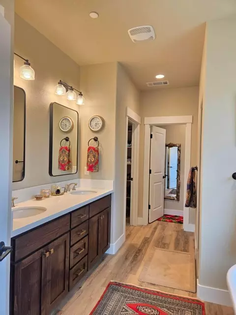 Bath - 3577 Laver St, Redding, CA 96002 photo 3 of 8