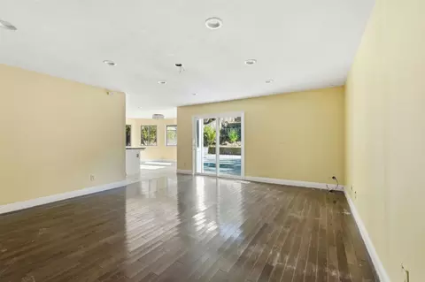 Living - 213 Wellfleet Dr, Vallejo, CA 94591 photo 3 of 4