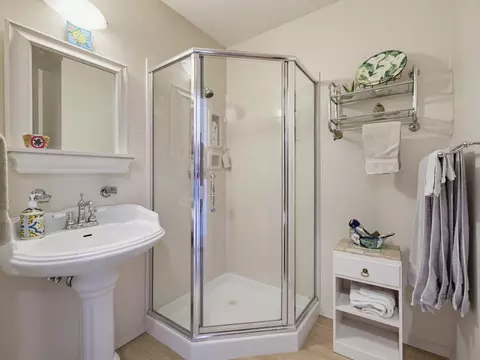Bath - 186 Crestview Ct, Watsonville, CA 95076 photo 3 of 3