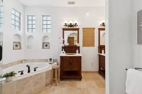 Bath - 1669 Beach Blvd, Pacifica, CA 94044 photo 3 of 7