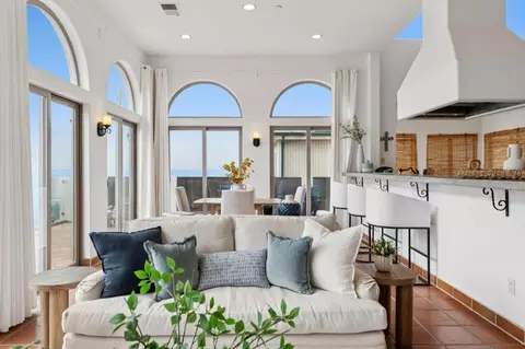 Living - 1669 Beach Blvd, Pacifica, CA 94044 photo 5 of 9