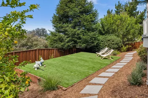 Exterior - 822 Columbus St, El Granada, CA 94018 photo 4 of 5