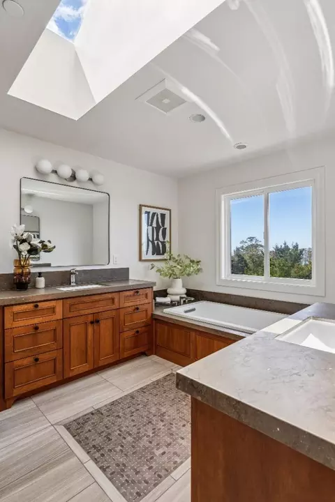 Bath - 822 Columbus St, El Granada, CA 94018 photo 3 of 4