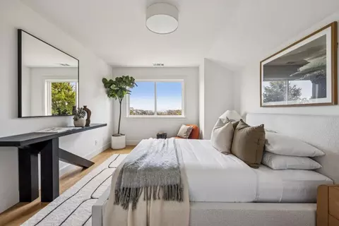 Bedroom - 822 Columbus St, El Granada, CA 94018 photo 4 of 5