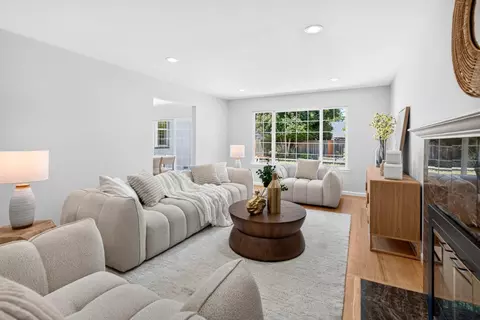 Living - 819 Flin Way, Sunnyvale, CA 94087 photo 2 of 4