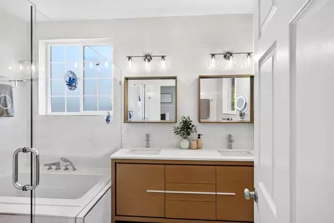 Bath - 819 Flin Way, Sunnyvale, CA 94087 photo 1 of 6