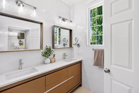 Bath - 819 Flin Way, Sunnyvale, CA 94087 photo 3 of 6
