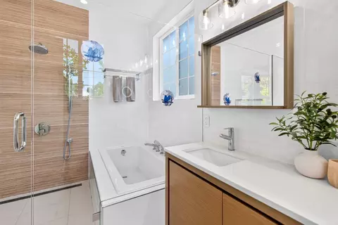 Bath - 819 Flin Way, Sunnyvale, CA 94087 photo 2 of 6