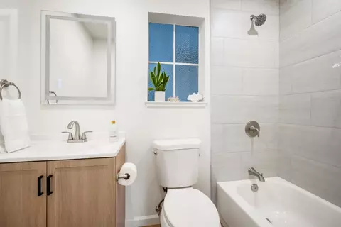 Bath - 466 Pine Ave, Half Moon Bay, CA 94019 photo 2 of 2