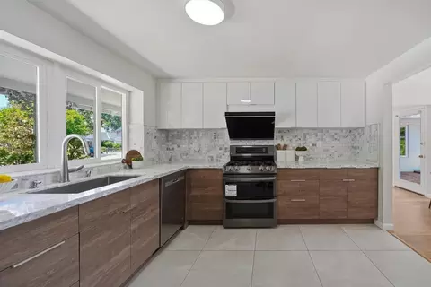 Kitchen - 136 Eldora Dr, Mountain View, CA 94041 photo 4 of 4