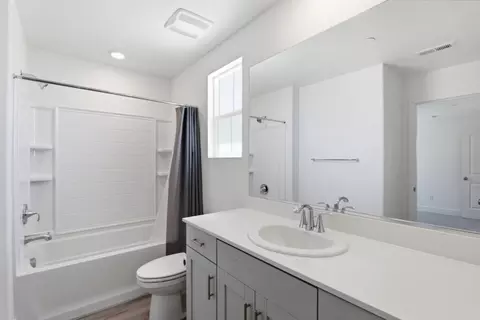 Bath - 9192 Wickham Ct, Gilroy, CA 95020 photo 2 of 3