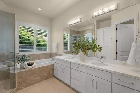 Bath - 9175 Tea Tree Way, Gilroy, CA 95020 photo 2 of 4