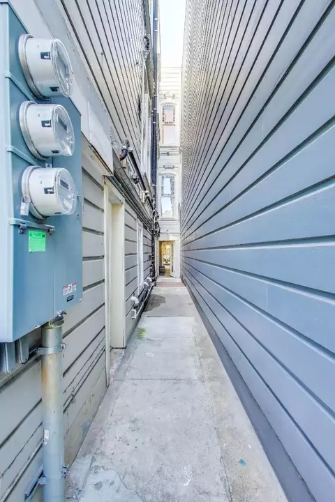 Entry Way - 751-753 Capp St, San Francisco, CA 94110 photo 3 of 4